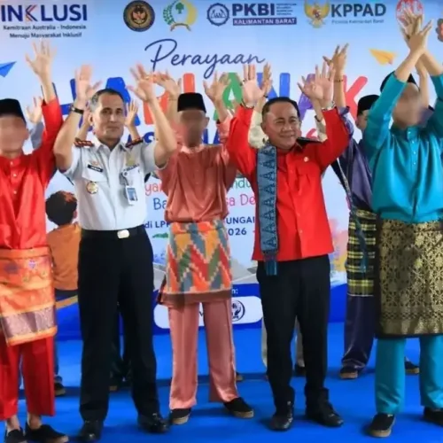 Wakil Gubernur Kalbar Krisantus Kurniawan memberikan motivasi kepada anak binaan saat peringatan Hari Anak Nasional 2026 di LPKA Kelas II Sungai Raya, Kubu Raya.