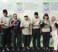 Ria Norsan dan Krisantus Kurniawan usai menanam pohon di Museum Kalimantan Barat saat Hari Bumi 2026.