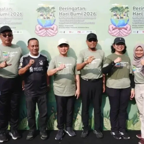 Ria Norsan dan Krisantus Kurniawan usai menanam pohon di Museum Kalimantan Barat saat Hari Bumi 2026.