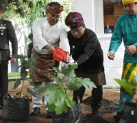 Dirjen Kemendagri Akmal Malik memimpin upacara Hari Lahir Pancasila di Kantor Bupati Kubu Raya dan mengajak ASN mendukung ketahanan pangan.