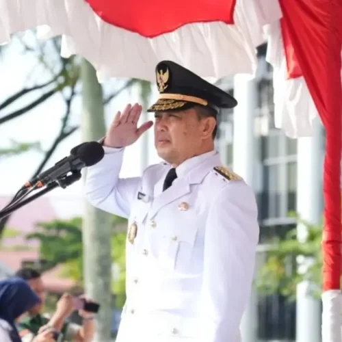 Gubernur Kalbar Ria Norsan memimpin upacara Hari Otonomi Daerah ke-30 di halaman Kantor Gubernur Kalimantan Barat.