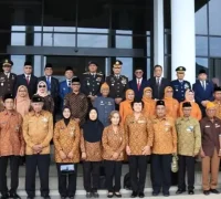 Wakil Gubernur Kalbar Krisantus Kurniawan berfoto bersama jajaran Forkopimda, veteran, dan ASN usai upacara Peringatan Hari Pahlawan ke-80 di Halaman Kantor Gubernur Kalbar. (MC Kalbar)