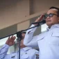 Bupati Kubu Raya Sujiwo memimpin upacara Hari Sumpah Pemuda ke-98 di halaman Kantor Bupati Kubu Raya. (foto: Prokopim KKR)