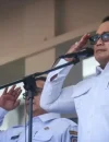 Bupati Kubu Raya Sujiwo memimpin upacara Hari Sumpah Pemuda ke-98 di halaman Kantor Bupati Kubu Raya. (foto: Prokopim KKR)