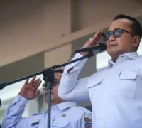 Bupati Kubu Raya Sujiwo memimpin upacara Hari Sumpah Pemuda ke-98 di halaman Kantor Bupati Kubu Raya. (foto: Prokopim KKR)