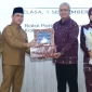 Gubernur Kalbar Ria Norsan bersama Sekda Kalbar Harisson dalam acara pelepasan purna tugas.