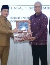 Gubernur Kalbar Ria Norsan bersama Sekda Kalbar Harisson dalam acara pelepasan purna tugas.