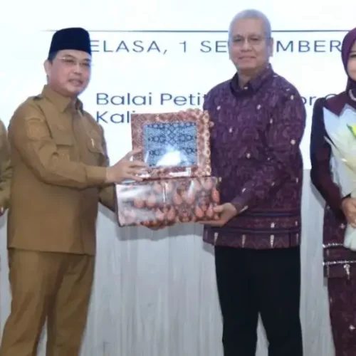 Gubernur Kalbar Ria Norsan bersama Sekda Kalbar Harisson dalam acara pelepasan purna tugas.