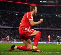 Harry Kane merayakan gol saat Bayern Munich kalahkan Frankfurt di Allianz Arena.