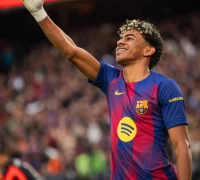 Lamine Yamal merayakan gol hat-trick saat Barcelona mengalahkan Villarreal 4-1 di La Liga.