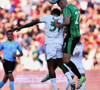 Jay Idzes tampil penuh membela Sassuolo saat menghadapi Cagliari di Stadion Unipol Domus, Serie A 2025. (instagram.com/sassuolocalcio)