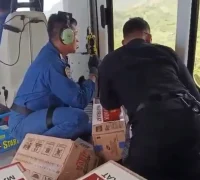 Helikopter Polri menurunkan bantuan logistik melalui airdrop untuk warga terdampak banjir dan longsor di Sumatera Utara. (Tribratanews.polri)