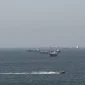 Kapal tanker minyak melintasi Selat Hormuz di tengah meningkatnya ketegangan antara Amerika Serikat dan Iran yang memicu lonjakan harga minyak dunia.