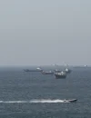 Kapal tanker minyak melintasi Selat Hormuz di tengah meningkatnya ketegangan antara Amerika Serikat dan Iran yang memicu lonjakan harga minyak dunia.