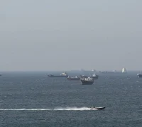 Kapal tanker minyak melintasi Selat Hormuz di tengah meningkatnya ketegangan antara Amerika Serikat dan Iran yang memicu lonjakan harga minyak dunia.