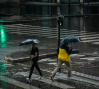 Ilustrasi - Awan gelap menyelimuti langit Kalimantan Barat saat potensi hujan lebat meluas di berbagai wilayah.