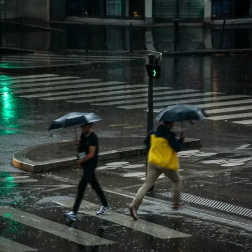 Ilustrasi - Awan gelap menyelimuti langit Kalimantan Barat saat potensi hujan lebat meluas di berbagai wilayah.