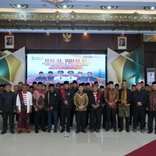 Gubernur Kalimantan Barat Ria Norsan menghadiri Halal Bihalal dan pelantikan pengurus DPW IKAMA Kalbar di Pendopo Gubernur Kalbar.
