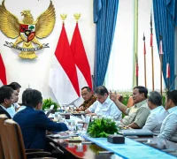 Presiden Prabowo Subianto memimpin rapat terbatas di Istana Merdeka bahas percepatan program prioritas nasional Presiden Prabowo Subianto memimpin rapat terbatas di Istana Merdeka bahas percepatan program prioritas nasional. (BPMI Setpres)