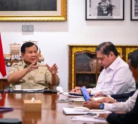 Airlangga Hartarto bersama Presiden Prabowo Subianto Airlangga Hartarto bersama Presiden Prabowo Subianto dalam rapat terbatas membahas program akselerasi pembangunan 2025 di Istana Kepresidenan Jakarta. (BPMI Setpres)