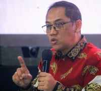 Dirjen Pengawasan Ruang Digital Kemenkomdigi Alexander Sabar memaparkan data penanganan konten negatif dalam Talkshow Digital Parenting KIM Nasional 2025. (Dok. Komdigi)