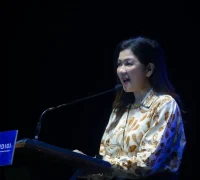 Dirjen Komunikasi Publik dan Media Kemkomdigi Fifi Aleyda Yahya saat membuka KIMFest 2025 yang menekankan pentingnya perlindungan anak di ruang digital. (Komdigi)