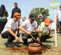 Menko PMK Pratikno menanam pohon sebagai bagian mitigasi bencana hidrometeorologi di Megamendung, Bogor. (Dok. Kemenko PMK)