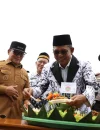 Bupati Kubu Raya Sujiwo menyampaikan sambutan pada peringatan Hari Guru Nasional dan HUT PGRI ke-80 di halaman Kantor Bupati Kubu Raya, Selasa (25/11/2025). (MC Kubu Raya)