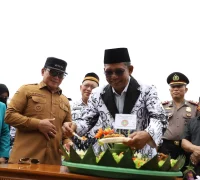 Bupati Kubu Raya Sujiwo menyampaikan sambutan pada peringatan Hari Guru Nasional dan HUT PGRI ke-80 di halaman Kantor Bupati Kubu Raya, Selasa (25/11/2025). (MC Kubu Raya)