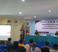Sekda Kayong Utara Erwin Sudrajat membuka kegiatan Sosialisasi Antikorupsi bagi aparatur pemerintahan desa di Aula Bank Kalbar Sukadana, Kamis (27/11/2025). (Diskominfo KKU)