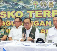 Menko PMK Pratikno menjelaskan skenario Rehabilitasi dan Rekonstruksi pascabanjir di Sumatera. (dok. Kemenko PMK)
