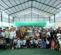 Gubernur Kalbar Ria Norsan membuka Open Turnamen Tenis PELTI se-Kalbar 2025 di Pontianak. (MC Kalbar)