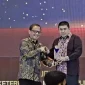 Christianus Lumano menerima Anugerah Keterbukaan Informasi Publik 2025 mewakili Pemprov Kalbar. (MC Kalbar)