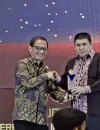 Christianus Lumano menerima Anugerah Keterbukaan Informasi Publik 2025 mewakili Pemprov Kalbar. (MC Kalbar)