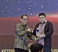 Christianus Lumano menerima Anugerah Keterbukaan Informasi Publik 2025 mewakili Pemprov Kalbar. (MC Kalbar)