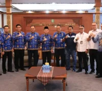 Gubernur Kalimantan Barat Ria Norsan saat audiensi bersama KSOP Kelas I Pontianak dan Pelindo Regional 2 Pontianak membahas optimalisasi Pelabuhan Internasional Kijing. (MC Kalbar)