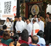 Menko PMK Pratikno meninjau Misa Malam Natal di Gereja Katedral Jakarta. (Foto: Humas KemenkoPMK)