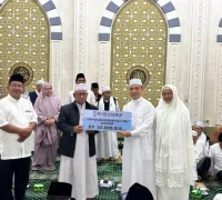 Gubernur Kalimantan Barat Ria Norsan menyerahkan bantuan hibah rumah ibadah saat silaturahmi Jamaah Sajadah Fajar di Masjid Besar Al-Manar Sambas. (Dok. MC Kalbar)