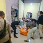Polisi mengevakuasi juru parkir yang ditemukan meninggal di rumahnya di Sungai Ambawang. (Foto: Res-KKR)
