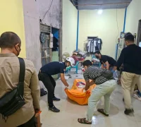 Polisi mengevakuasi juru parkir yang ditemukan meninggal di rumahnya di Sungai Ambawang. (Foto: Res-KKR)