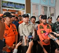 Menteri Perhubungan Dudy Purwagandhi meninjau Posko SAR pencarian pesawat ATR 42-500 di Sulawesi Selatan. (Foto Ika /BIKP Kemenhub)