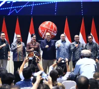 CEO Danantara Indonesia Rosan Roeslani bersama pejabat OJK dan BEI saat Dialog Pasar Modal di Main Hall Bursa Efek Indonesia, Jakarta, Minggu (1/2/2026).