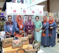 Ketua Dekranasda Kalbar Hj. Erlina Ria Norsan meninjau stan kriya Kalbar pada pameran INACRAFT 2026 di JCC Jakarta.