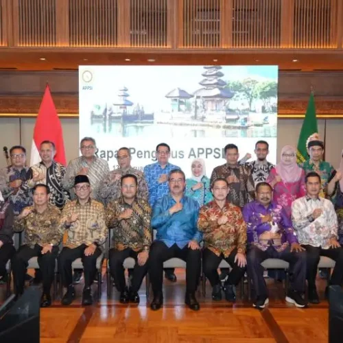 Rapat perdana Asosiasi Pemerintah Provinsi Seluruh Indonesia di Bali, membahas krisis fiskal daerah.