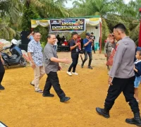 Kapolsek Toho bersama TNI AU, Gubernur Kalbar Ria Norsan, dan tokoh daerah saat pembukaan TMMD di Desa Sambora.