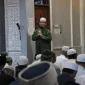 Gubernur Kalbar Ria Norsan menyampaikan tausiyah Ramadan usai salat Tarawih berjamaah di Masjid Azzakirin, Jalan Pangeran Natakusuma, Pontianak, Jumat (20/2/2026).