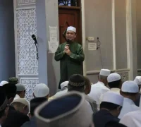 Gubernur Kalbar Ria Norsan menyampaikan tausiyah Ramadan usai salat Tarawih berjamaah di Masjid Azzakirin, Jalan Pangeran Natakusuma, Pontianak, Jumat (20/2/2026).