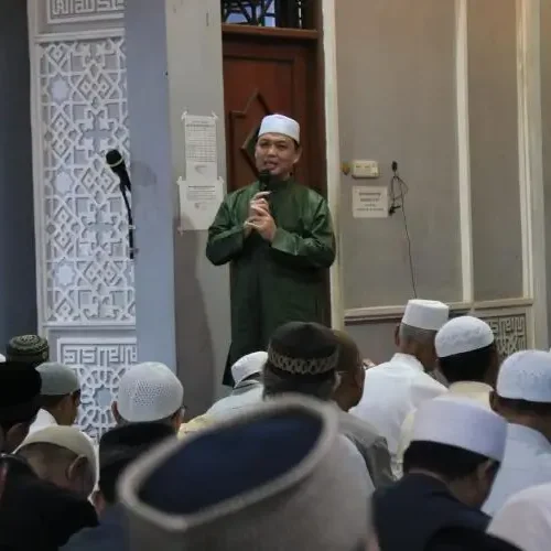Gubernur Kalbar Ria Norsan menyampaikan tausiyah Ramadan usai salat Tarawih berjamaah di Masjid Azzakirin, Jalan Pangeran Natakusuma, Pontianak, Jumat (20/2/2026).