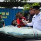 Petugas Bea Cukai bersama Wakil Gubernur Jawa Tengah, Taj Yasin Maimoen, menunjukkan karung berisi 90,2 ton kratom asal Pontianak yang disita di TPP Tanjung Emas Semarang.