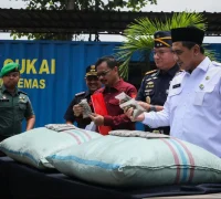 Petugas Bea Cukai bersama Wakil Gubernur Jawa Tengah, Taj Yasin Maimoen, menunjukkan karung berisi 90,2 ton kratom asal Pontianak yang disita di TPP Tanjung Emas Semarang.